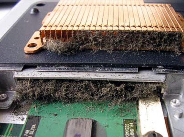 Набившаяся пыль в системе охлаждения ноутбука